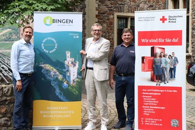 Jens Thiele, Geschäftsführer der Bingen Tourismus & Kongress GmbH, Oberbürgermeister Thomas Feser und Matthias Müller, der 1. Vorsitzende des Ortsvereins des Deutschen Roten Kreuzes Bingen/Rhein-Nahe (v. l.) freuen sich auf das neue Kooperationsprojekt.