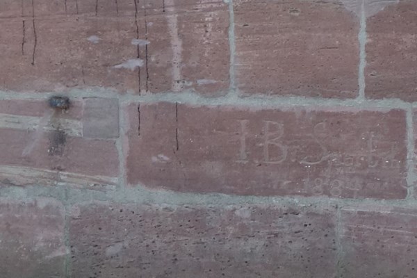 Zu welchem Gebäude am Rhein gehören diese Inschriften und was war seine Funktion? 