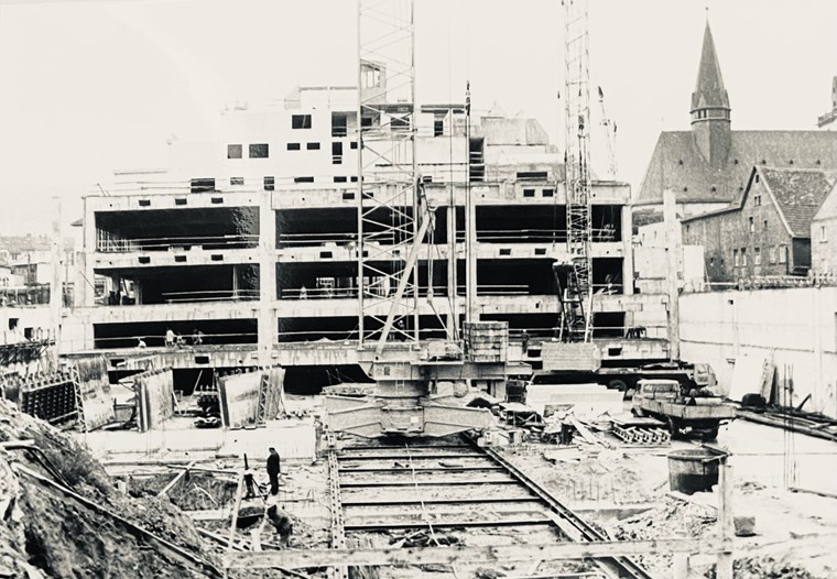 Das Karstadtgebäude im Oktober 1975.