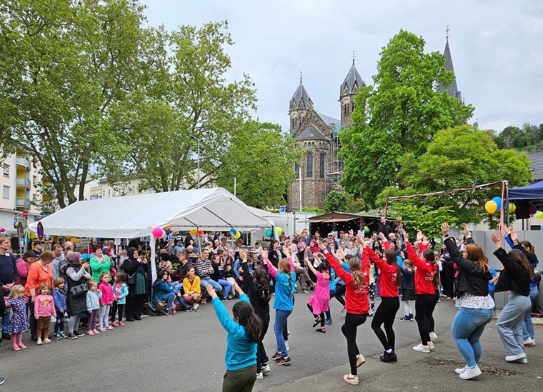 Zu „Ein Hoch auf uns" wurde auf dem diesjährigen Stadtteilfest zum Tag der Städtebauförderung in Bingerbrück ein Gemeinschaftstanz aufgeführt.