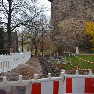 Kabelverlegung an der Burg Klopp (2018).  