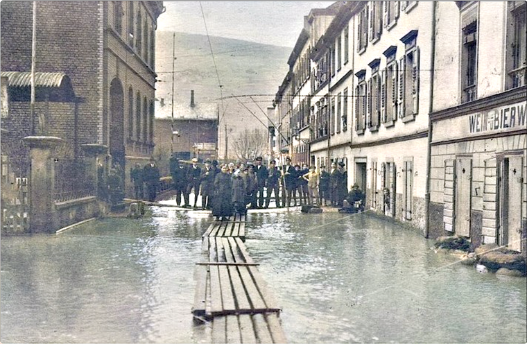 Hochwasser in der Gerbhausstraße 1912 zwischen Fruchtmarkt und Freidhof. Die Häuser auf der linken Seite stehen heute nicht mehr (Parkplatz Gerbhausstraße).