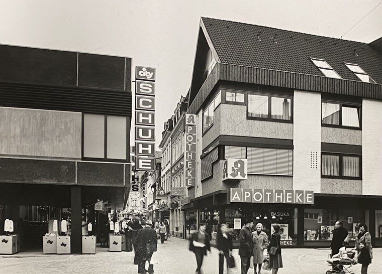 Die Binger Fußgängerzone am Tag ihrer Einweihung am 30. April 1977.