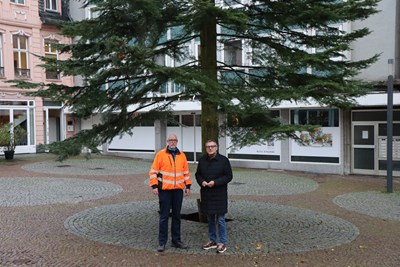 Oberbürgermeister Thomas Feser (re.) und Michael Stein vor der Weihnachtsdoug-lasie auf dem Binger Speisemarkt.