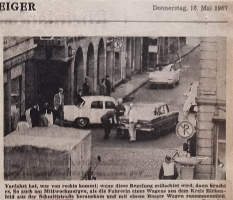 Das Foto zeigt nicht nur einen Unfall 1967 in der Schmittstraße, sondern auch die Arkaden, die damals einen Teil der Straße zierten.