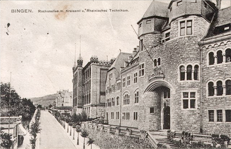 Bingen, vor 1916: Blick von der Gabelung Mariahilsstraße/Rochusallee in die Rochusallee. Am rechten Rand sind das Kreisamt (heute Ämterhaus) und das Technikum, am Ende auch die Villa Katharina zu erkennen.