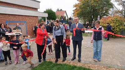 Fröhliche Gesichter bei der offiziellen Einweihung. Auch Oberbürgermeister Thomas Feser ist begeistert vom neuen Außengelände.