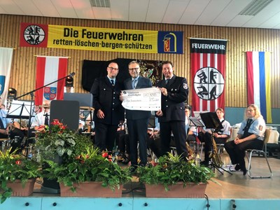 Bei der Scheckübergabe (v. l.): Wehrführer Sebastiano Del Sordo, Oberbürgermeister Thomas Feser und Timo Zimmermann (stellvertretender Wehrführer).