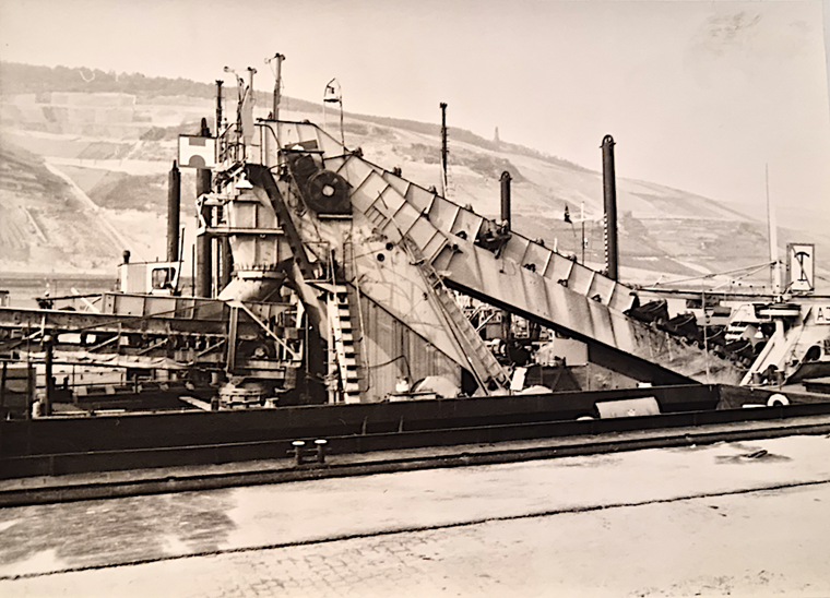 Die Baggerschiffe haben Fördermaschinen an Bord, um den Kies vom Rheinboden ans Rheinufer zu befördern.
