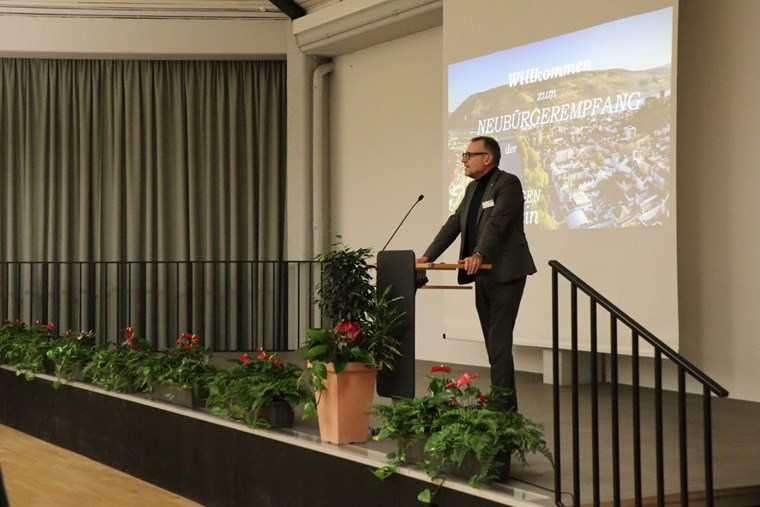 Oberbürgermeister Thomas Feser begrüßt die Neu-Bingerinnen und -Binger.