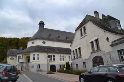 Die Friedhofskapelle und die Friedhofsverwaltung am Binger Waldfriedhof.