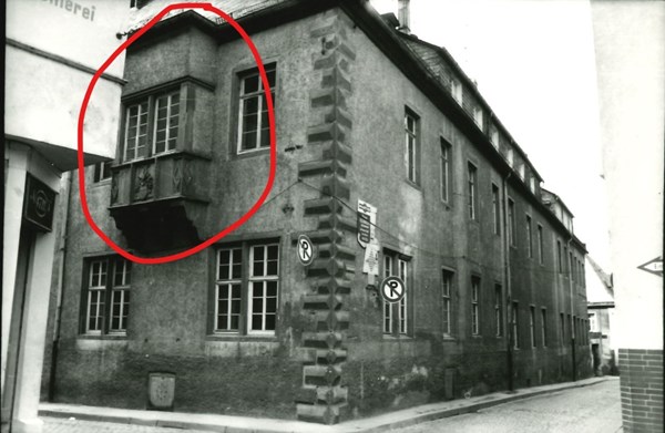 Der Erker des 1973 abgerissenen Amtshauses ist heute noch in der Stadt an einem Gebäude zufinden. Wissen Sie wo? (kleiner Tipp: es gibt dort eisige Stärkungen)