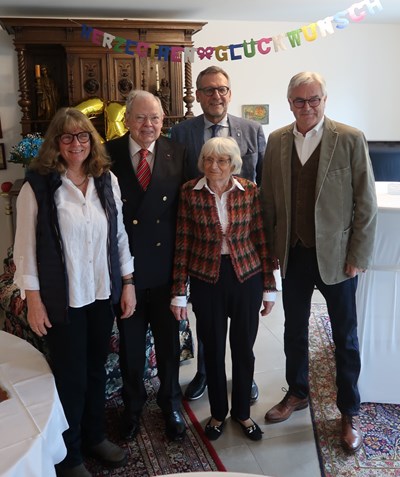 Oberbürgermeister Thomas Feser gratuliert den Eheleuten Heinz zur Eisernen Hochzeit.