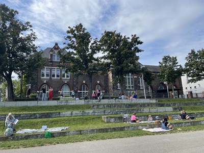 Vor dem Museum am Strom fand das Vorlesepicknick bei wunderbarem Wetter statt.