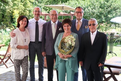 Oberbürgermeister Thomas Feser (2. v. re.) gratuliert dem Ehepaar Lukas. Auch der Binger Ehrenbürger Seppel Götze (re.) war bei der Feier anwesend.