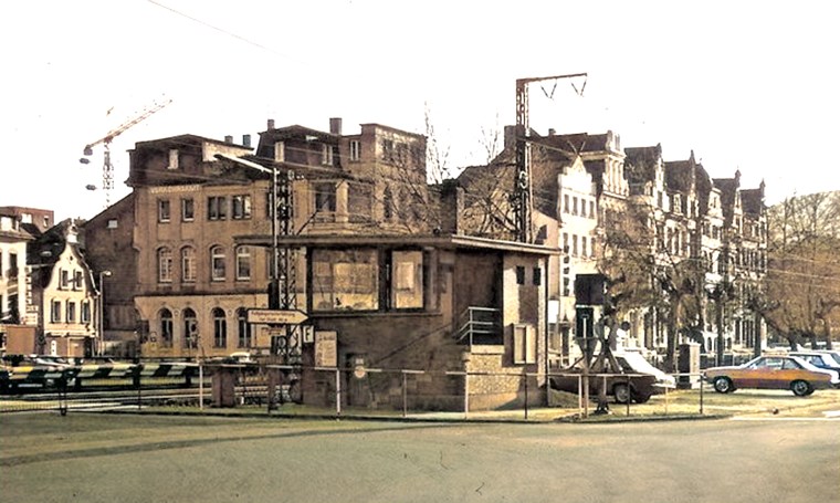 Bahnübergang und Parkplatz, wahrscheinlich Mitte 1970er.