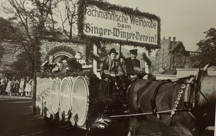 Der Wagen des Binger Winzervereins bei einem Winzerfestumzug in den 1950er oder 1960er Jahren.