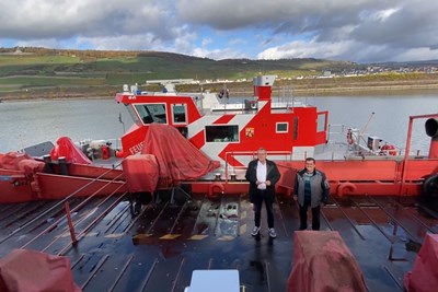 Oberbürgermeister Thomas Feser und Feuerwehrsachbearbeiter Ralf Welpe freuen sich über das neue Hilfeleistungslöschboot.