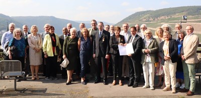 Nach der Feierstunde stellten sich die Geehrten mit ihren Gästen sowie Oberbürgermeister Thomas Feser und SGD-Präsident Prof. Dr. Hannes Kopf zum Gruppenbild.