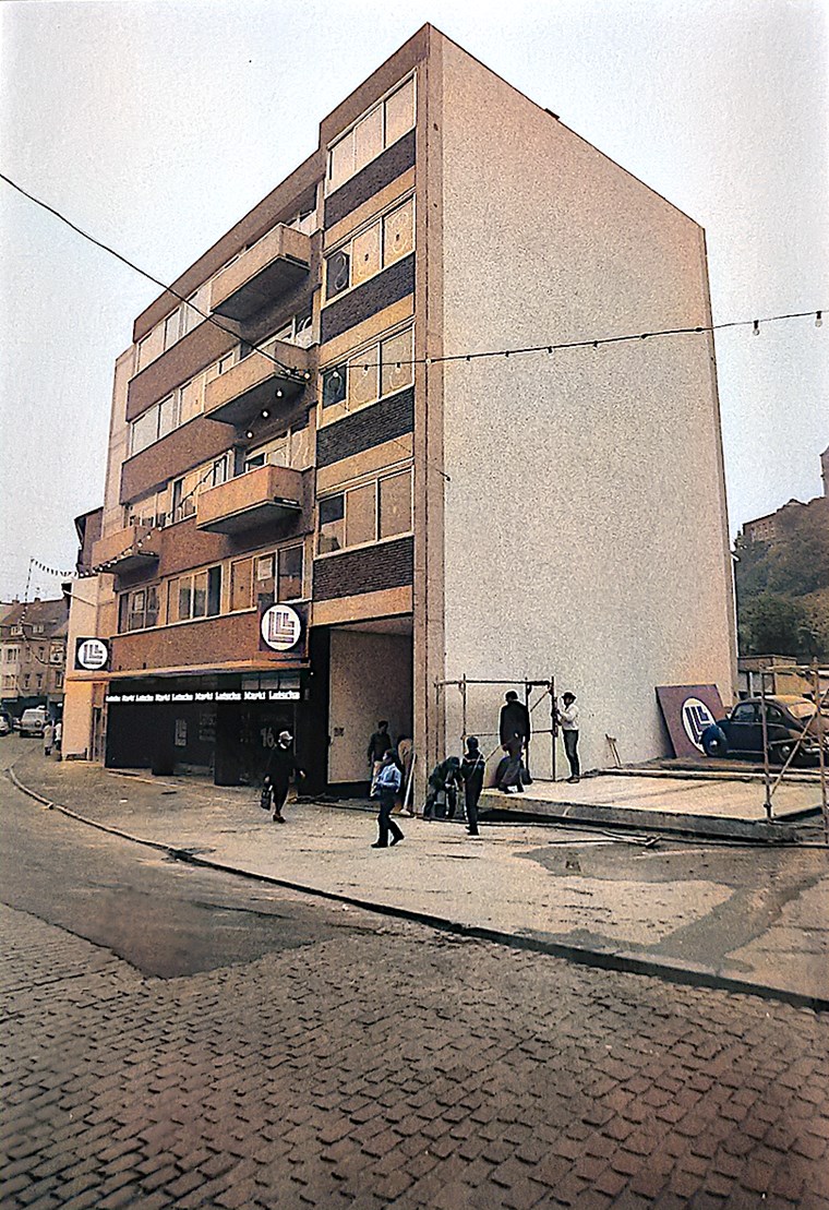 Der Neubau Schmitstraße 29-31 im Jahre 1969 mit Latscha. Später u. a. Sparschwein-Supermarkt.