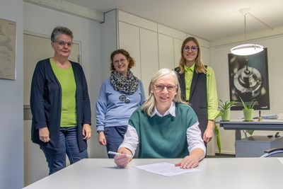 Prof. Dr. Antje Krause unterzeichnet im Namen der TH Bingen die Charta der Vielfalt (v. l. n. r. Hannelie Bohnes, Jessica Pleiner, Prof. Dr. Antje Krause, Vanessa Fischer).