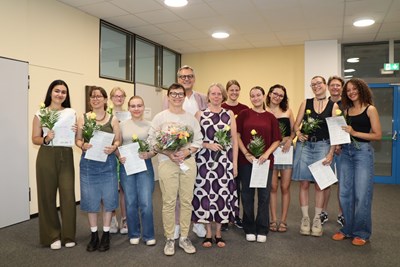 Oberbürgermeister Thomas Feser, Schulleiterin Dr. Ricarda Müller, Schulkursleiter Christian Böhm und vhs-Kursleiterin Celia Karst gratulieren den Schülerinnen.