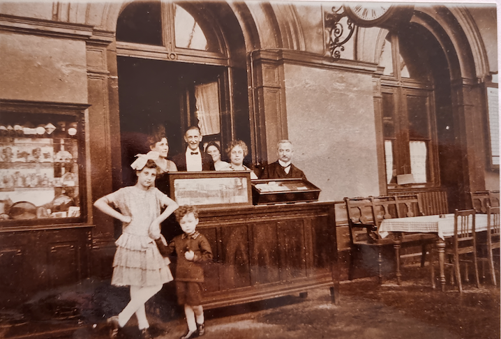 Elisabeth Wagner als junges Mädchen an der Theke des Bahnhofs-Restaurants, 1926